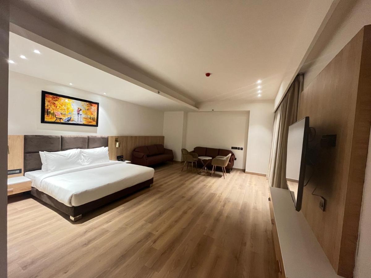 Dayal Gateway Otel Lucknow Dış mekan fotoğraf
